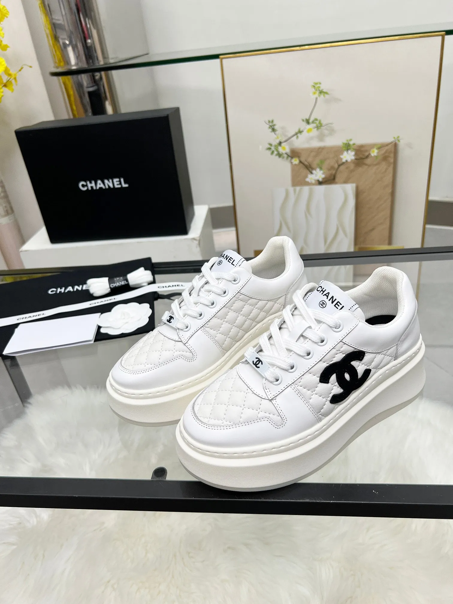 👟👟Ex-factory price 480👟👟 CHANEL 25C spring and summer new sports shoes official website is available at the same time ❤️ Counter out-of-stock kings. Major bloggers are recommending new styles on social days. This season’s new styles are simply eye-catching and look great on the feet. The casual casual sports style is refreshing and natural, interpreting Chanel’s fashionable femininity. The overall customization makes all sports models on the market at that time obsolete. This series is now available for sale! The upper is made of custom imported pebbled calf leather ➕ custom frosted calf leather. The lining is made of original one-to-one professionally customized mesh. Hardware accessories. Original full set of molds (not common in the market). Original custom molded TPU combination outsole. Height 4 cm. Women's size 35-39.